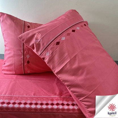 طقم ملاية مطرز بتصميم مثلثات – 4 قطع 5119